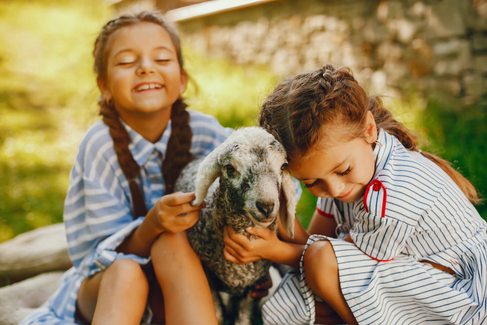 Deux enfants heureux avec un animal